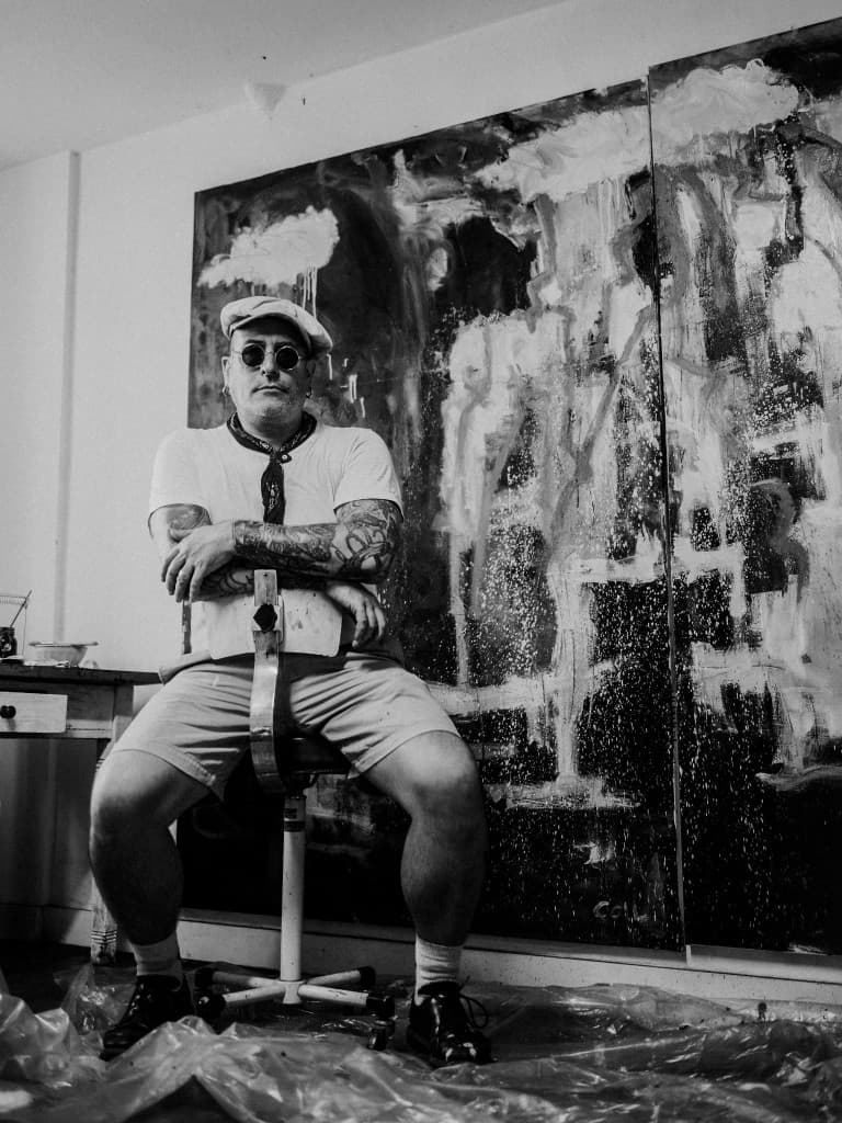Studio-Porträt von COIL vor einem Gemälde